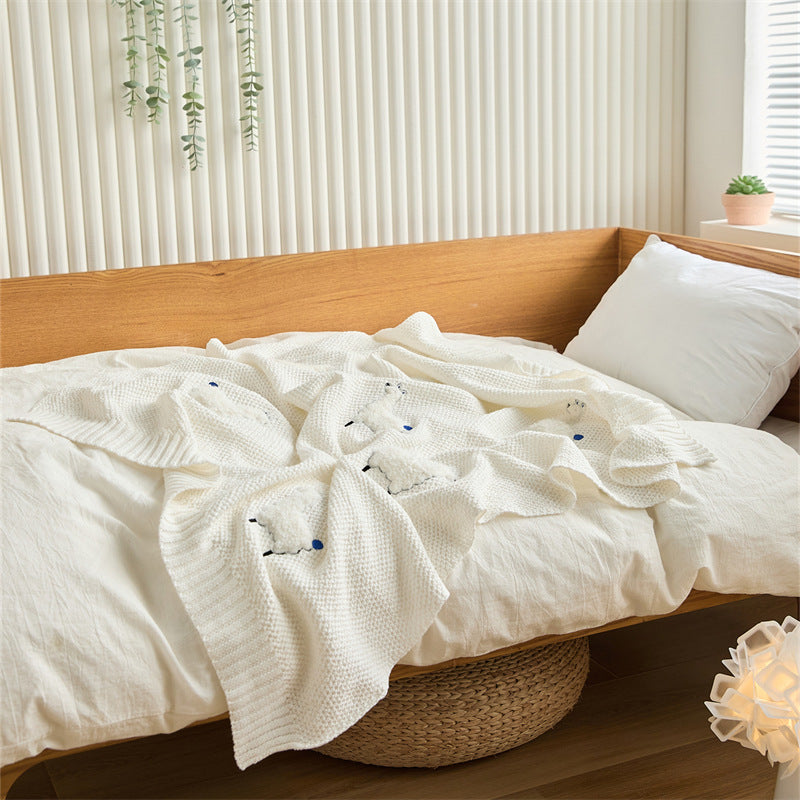 Three-dimensional embroidered knitted children's blanket | ideal for all seasons
